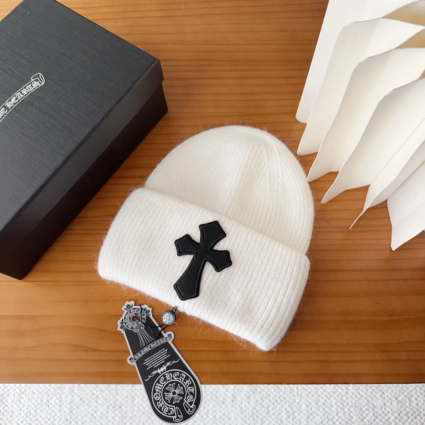 💰56 Crow Heart Angora Rabbit Fur Knitted Beanie for Autumn and Winter. This must be a favorite of minimalism. It is clean, neat, fashionable and versatile, and will definitely not be picky about your face shape! A fashionable classic that lasts forever! Fashionable black and white can be purchased together!